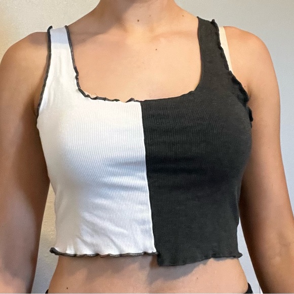 Asymmetrical gray and white crop top - Picture 6 of 6